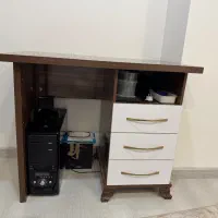 میزتحریر و کامپیوتر