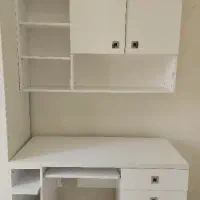 میز تحریر و کتابخانه