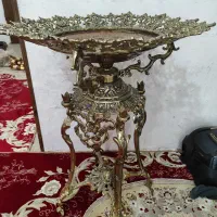 جا میوه ای کنار سالنی برنجی