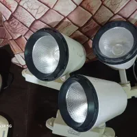 ۲عدد هالوژن سقفی نیاز ب تعمیر دونه ای ۴۰۰