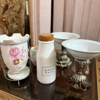 تعدادی ظروف و شکلات خوری