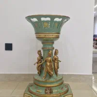 میوه خوری پایه دار کنار سالنی