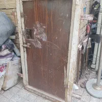 در انباری آهنی