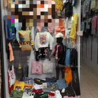 ویترین پوشاک بچگانه