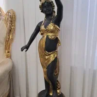 مجسمه برنز آباژورسلطنتی کنار مبل یاکنارسالن