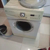 یک ماشین لباسشویی تمام اتوماتیک