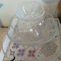 تعدادی ظرف و ظروف پذیرایی