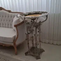 کنار سالنی بزرگ برنجی