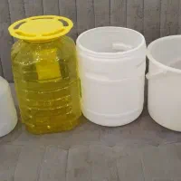 تعدادی سطل و دبه ترشی تمیز
