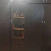 کمد دیواری و در اتاق همراه با چهارچوب