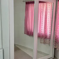 کمد با درب ایینه ریلی و سه کشو و جای لباسی
