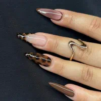 خدمات انواع کاشت ناخن همراه ژلیش پا رایگان