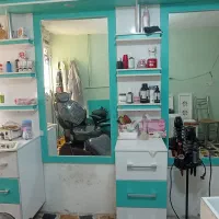 دکور آرایشگاه و صندلی انتظار و رو شویی سالم و نو