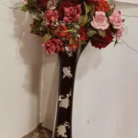 گلدان شیشه ای شیک بهمراه گل‌های رز زیبا