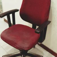 صندلی اداری و کامپیوتر
