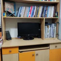 میز کامپیوتر و کتابخانه
