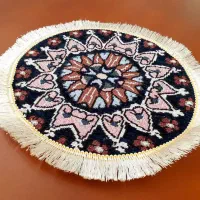 رومیزی گرد ریشه دار