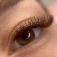 خدمات وآموزش اکستنشن مژه و کاشت موقت