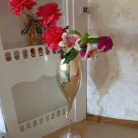 گلدان پایه بلند وگل مصنوعی