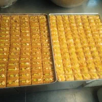 فروشنده خانم برای قنادی