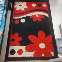 تعدادی گلیم و فرش اتاق خواب و اشپزخانه