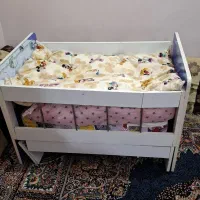 تخت بچه درحد نو نیاز به تعمیرات جزئی دارد.