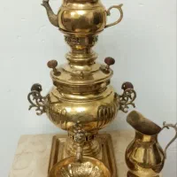 سماور برنجی به همراه میز