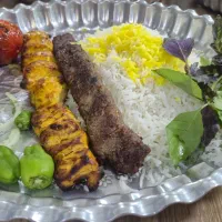 یک‌نفر کمک اشپز اقا مسلط ب کباب پزی و پخت برنج