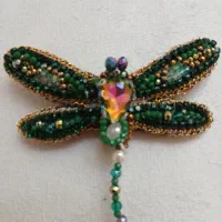 گل سینه جواهر دوزی شده