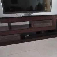 میز تلویزیون قهوه ای سوخته تمیز و در حدنو