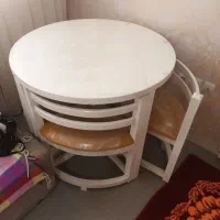 میزگرد با چهار صندلی