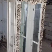 بوفه ایستاده پشت آیینه