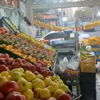 یک نفر نیروی ماهر در سوپر میوه