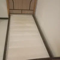 تخت یک نفره با تشک و بدنه ی آم دی آف و اسکلت آهنی