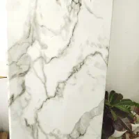 بخاری و سینک و صفحه کابینت و درب آپارتمانی