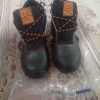 کفش پنجه اهنی