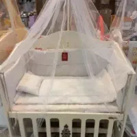 تخت کنار مادر