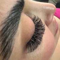 ارائه خدمات کاشت و اکستنشن مژه