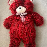 عروسک خرس قرمز