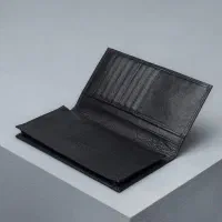 کیف پول مشکی حاوی مدارک گمشده
