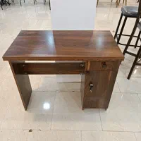 میز اداری و کامپیوتر