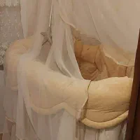 تخت کودک کنار مادر