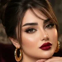 مدل برای میکاپ و شنیون.