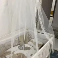 تخت کنار مادر