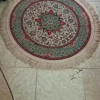 فرش گرد اولی ۱متر بیشتر دومی ۱متر چندسانت