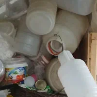 تعدادزیادی انواع دبه جای عسل وماست