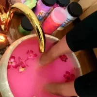 پدیکوریست و ناخن کار پا