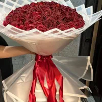 دسته گل و باکس گل رز روبانی