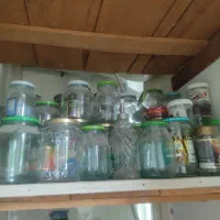 تعدادی ظروف شیشه ای