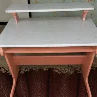 میز تحریر و کامپیوتر